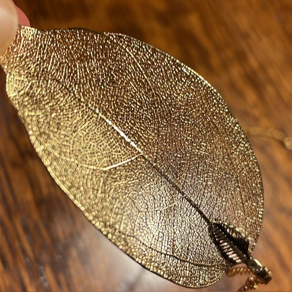 Vintage Gold Tone Filigree Textured Thin Leaf Pendant Necklace - Picture 3 of 9